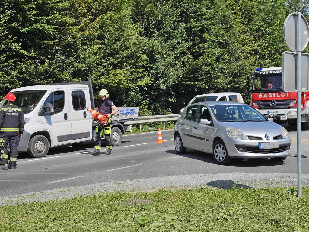 Zaradi prometnih nesreč je oviran promet na kamniški obvoznici in pod