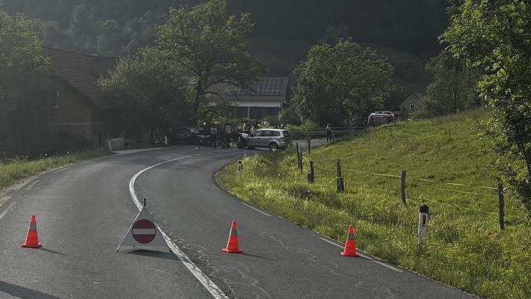 Zaradi hude prometne nesreče je zaprta cesta Kamnik Ločica